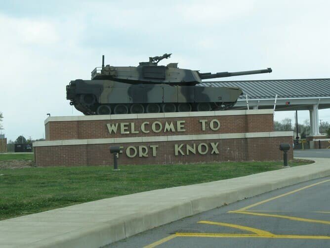 Рис. 2. Постамент у въезда на военную базу Форт-Нокс, 2013 год 