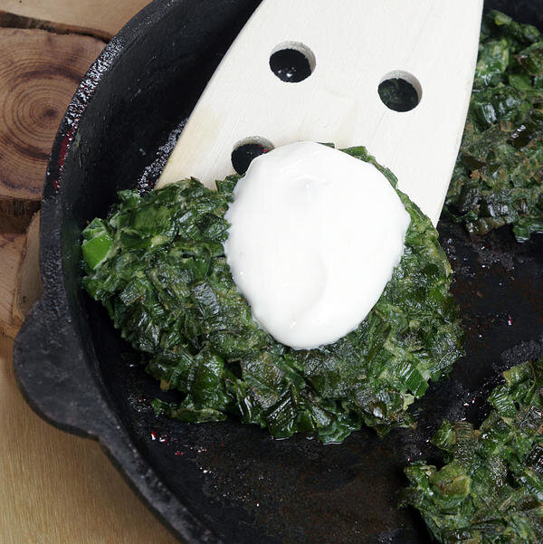 Эти котлеты из зеленого лука очень вкусны как в горячем, так и в холодном виде. Подавать их лучше всего со сметаной. 
 
 Для приготовления потребуется (на 3 порции):