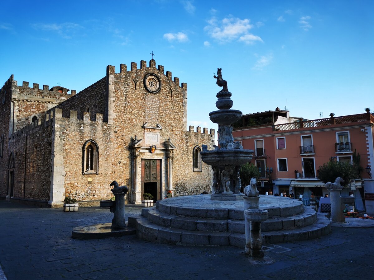 Four Fountain (Fontana di Piazza Duomo)
