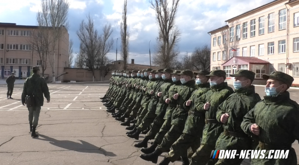 призывники занимаются самым главным делом любой срочной службы - маршированием