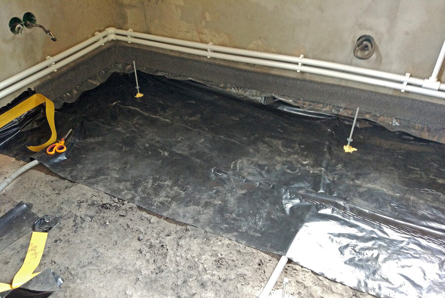 Установленные шпильки. Место прохода через пленку обмазано водостойкой мастикой.