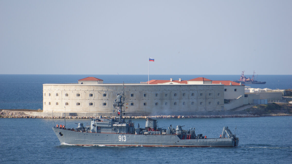 Морской тральщик "Ковровец" выходит из Севастопольской бухты.