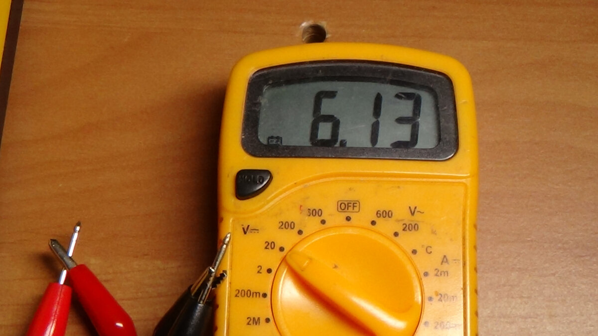 Выставляем 6 В с лабораторного БП