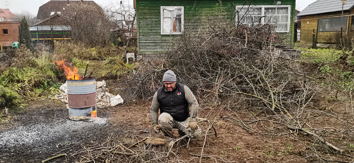 Зачищаем вторую часть участка от старых деревьев, сами