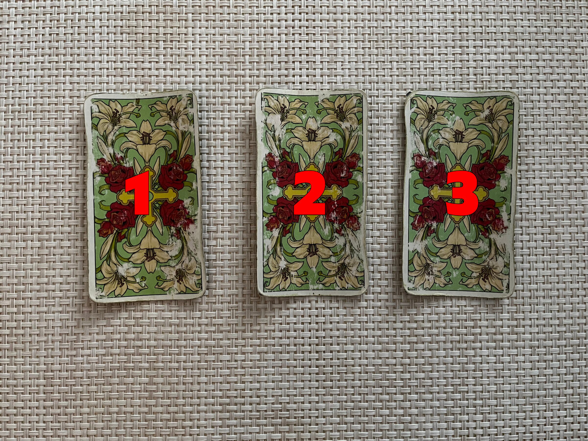 Задумайте мужчину, на которого вы хотите погадать, и интуитивно выберите одну из трех карт