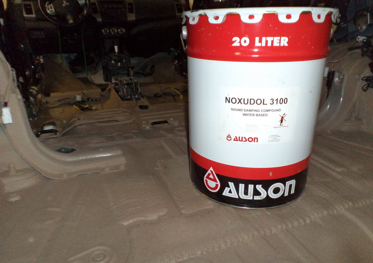 Обработка внутренних поверхностей. Водорастворимый материал Noxudol 3100 из Швеции. Наносимый методом распыления, он совершенно безвреден для водителя и пассажиров. Фото Юрия Буцкого