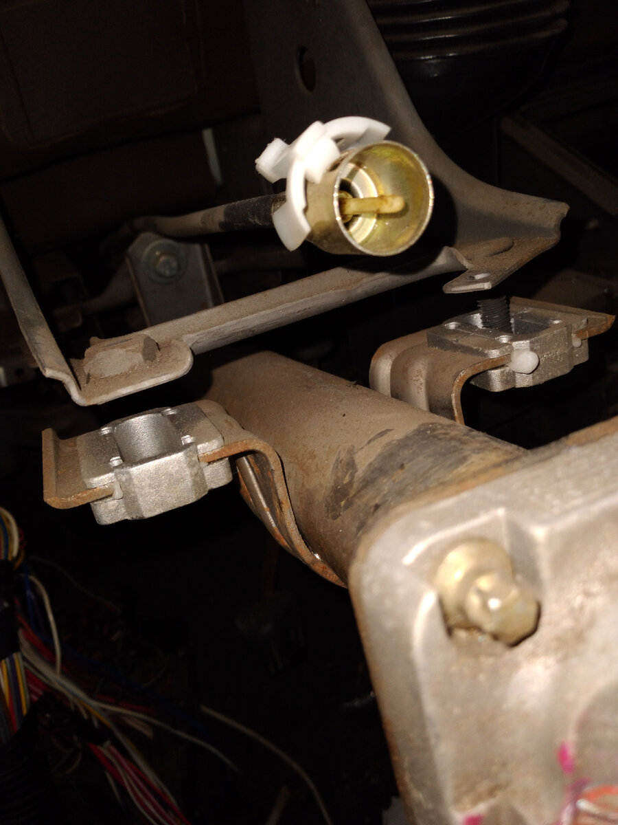 Один болт вдалеке и на самой колонке, болт и гайка на шпильке.