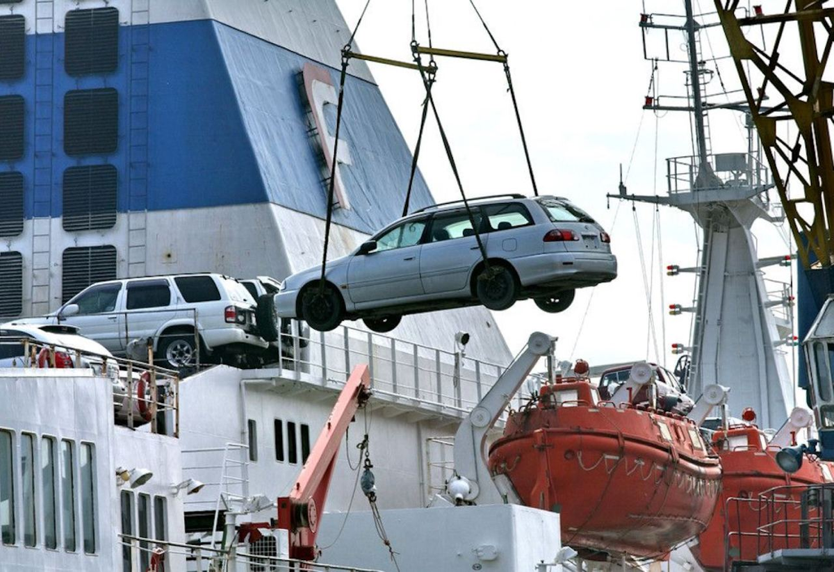 Ввезти машину из японии. Порт Майдзуру Япония. Корабль с автомобилями. Погрузка машин на корабль. Ввоз автомобилей из Японии.