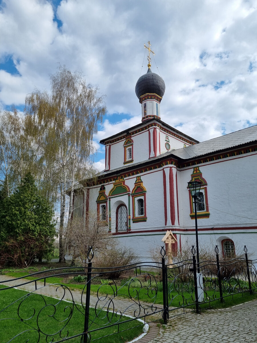 Храм Пресвятой Троицы Ново-Голутвинского монастыря