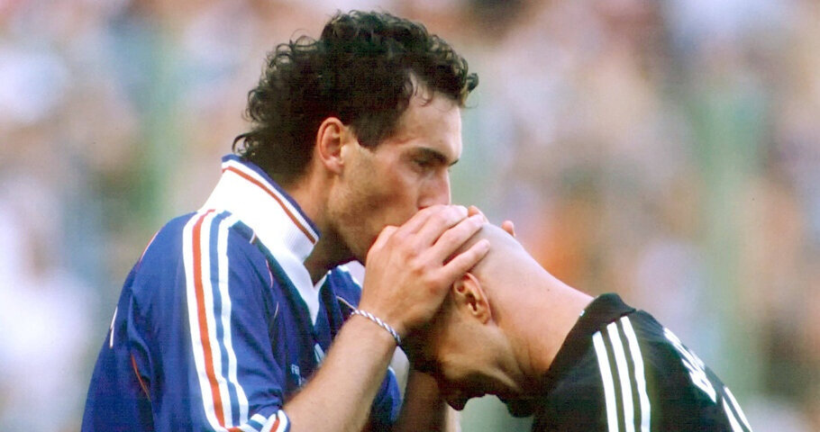 А защитник сборной Франции Блан всегда перед игрой чмокал в макушку голкипера Фабьена Бартеза. Фото из интернета. 