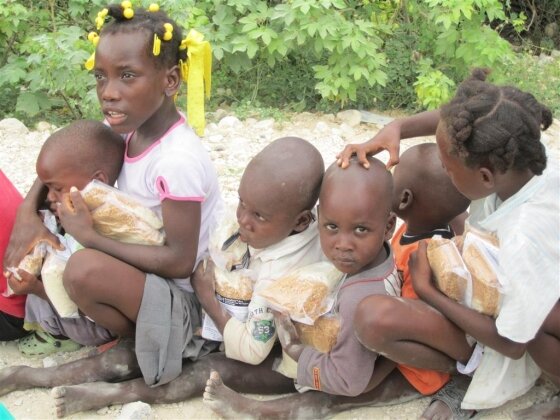    Дети Гаити (cc) Feed My Starving Children (FMSC)