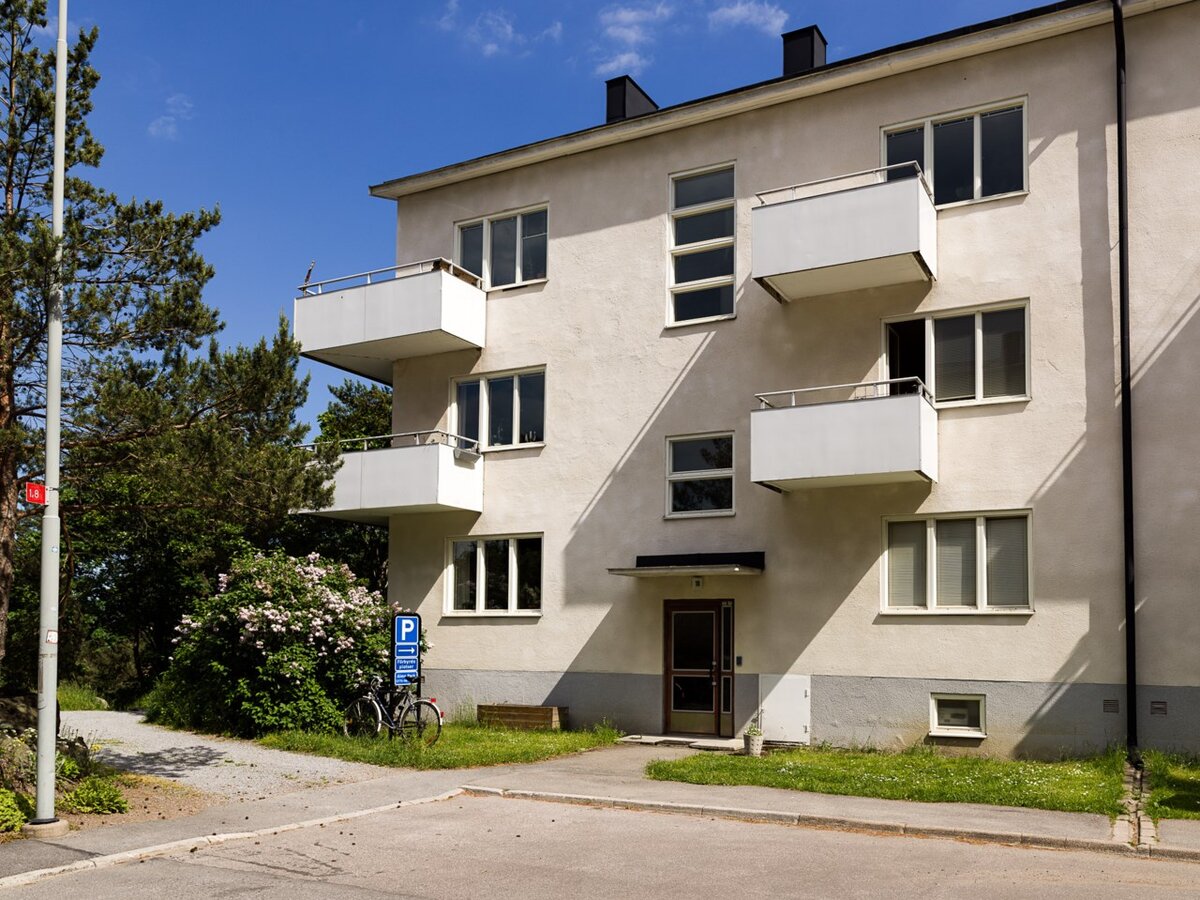 Так выглядит дом, в котором находится наша сегодняшняя квартира. С виду — ничего примечательного. Балконы и окна даже кажутся безжизненными (но это только на первый взгляд)