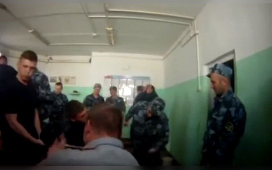 Издеваются ли над зеками в тюрьме? Подпишись!