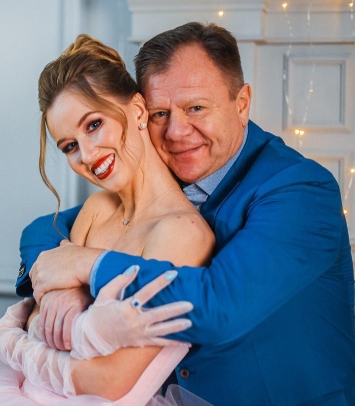     Анна на 32 года моложе Игоря. Они познакомились во время гастролей музыканта в Челябинске, когда девушка брала у музыканта интервью. Фото: соцсети