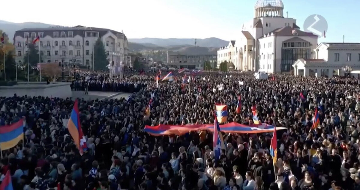 Армения люди. Степанакерт армяне. Митинг в Степанакерте. Арцах Степанакерт.