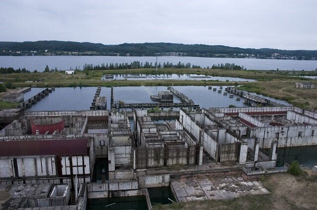 © Michał Kotas / CC BY 2.5 (Главный корпус недостроенной АЭС «Жарновец», 2006 г.)