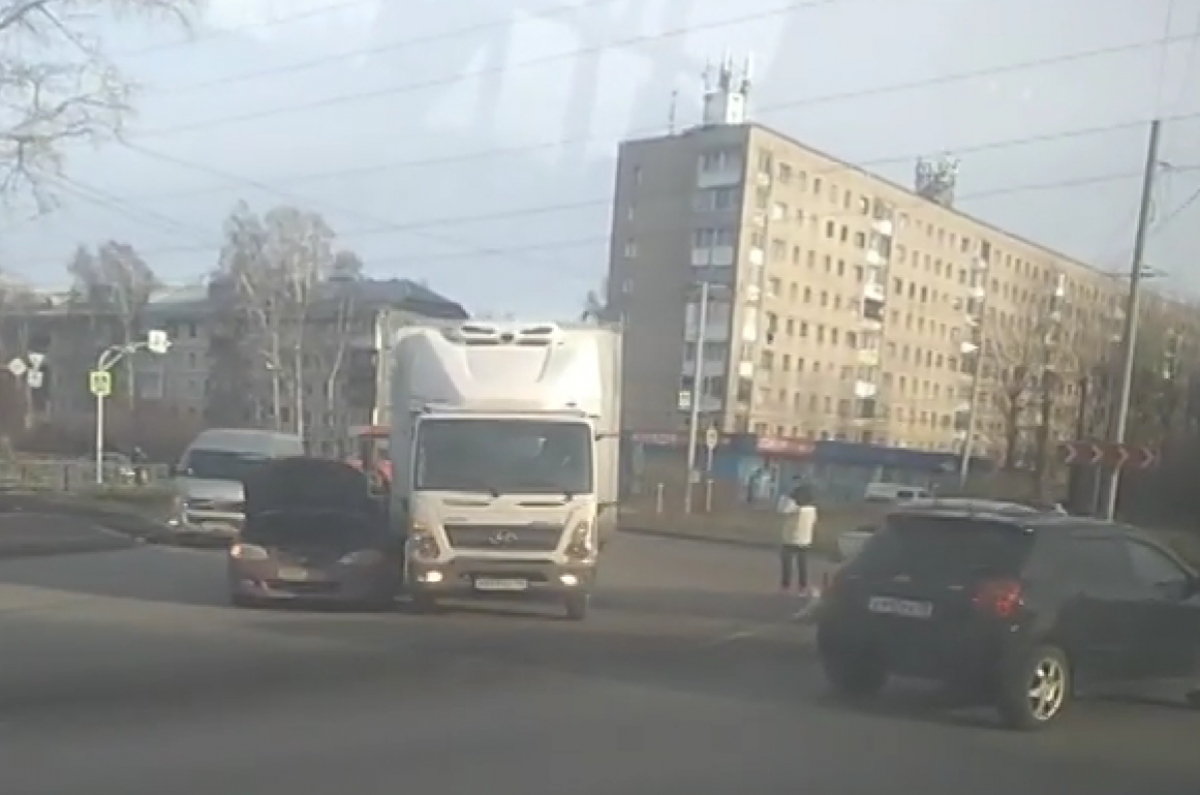    ДТП с фурой и автомобилем произошло на кольце в Томске