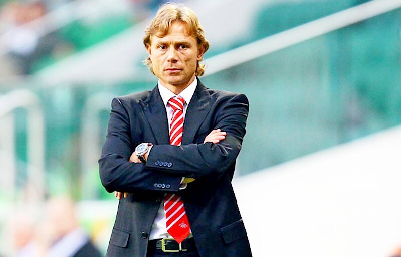 Учитывая малое количество матчей сборной совмещение не выглядит проблемой.Даже местами это наиболее оптимальный вариант для самого Валеры,чтобы не "просиживать штаны" просто так