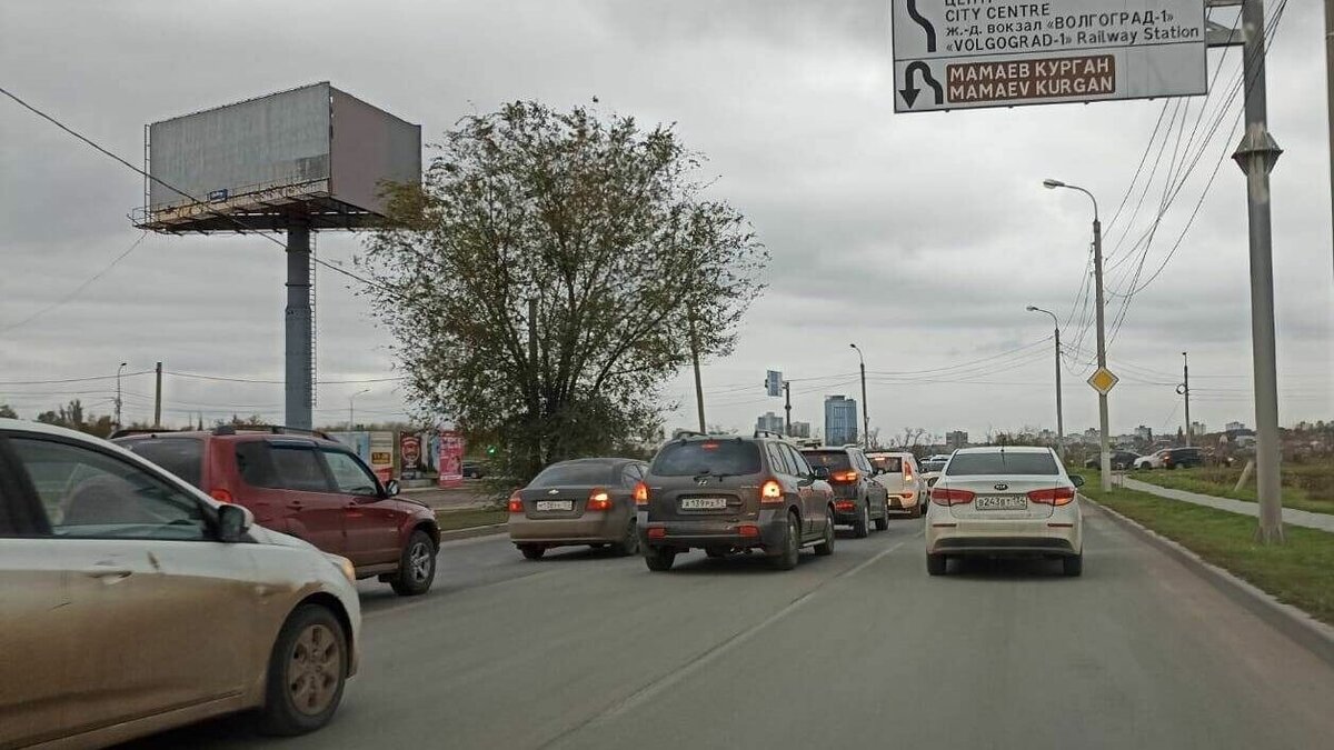     Авария в Дзержинском районе на полвоскресенья спровоцировала пробку на Второй Продольной недалеко от остановки «Мамаев курган».