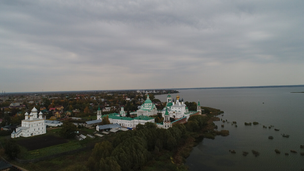 Спасо-Яковлевский монастырь с высоты птичьего полёта.