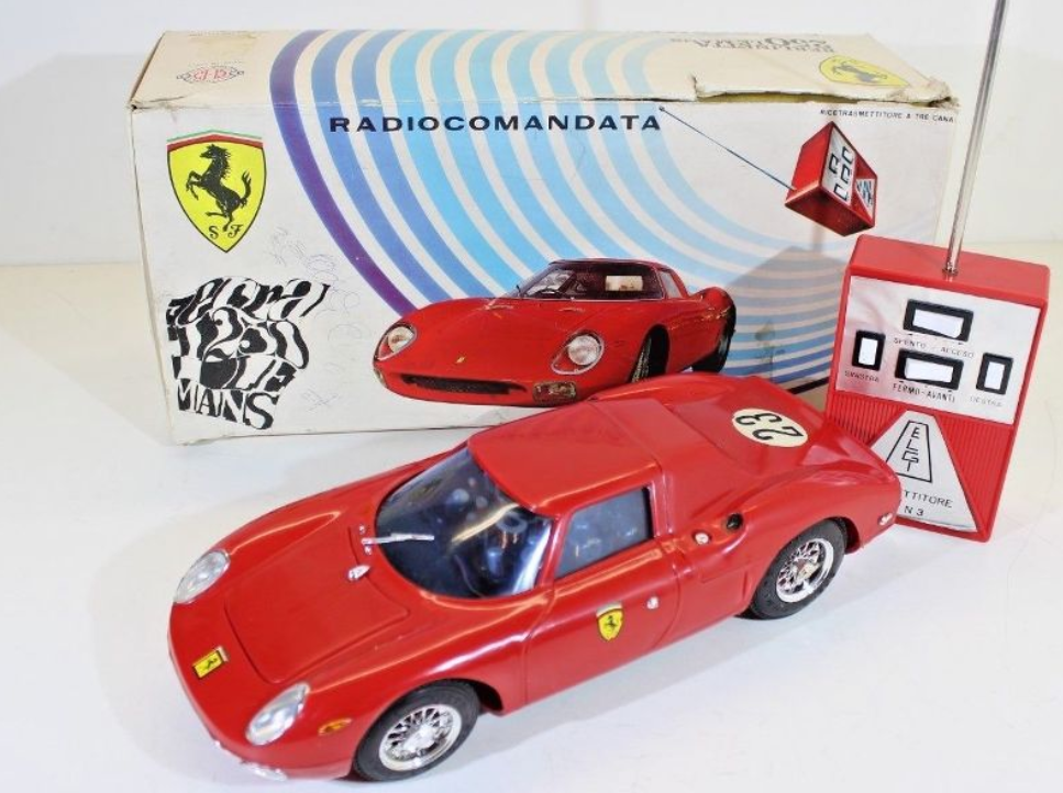 "Никаких проводов, никаких направляющих, а только дерзкая машина, которая гуляет повсюду, повинуясь только импульсам, которые поступают к ней по радио."