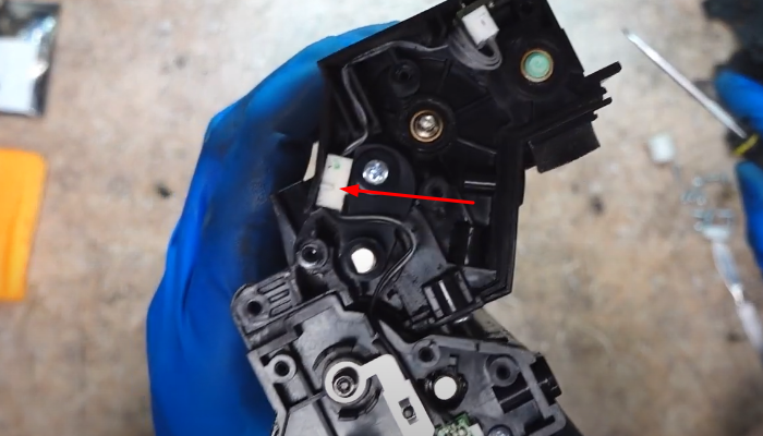 Фото 48. Аккуратно отклеиваем и снимаем ракель