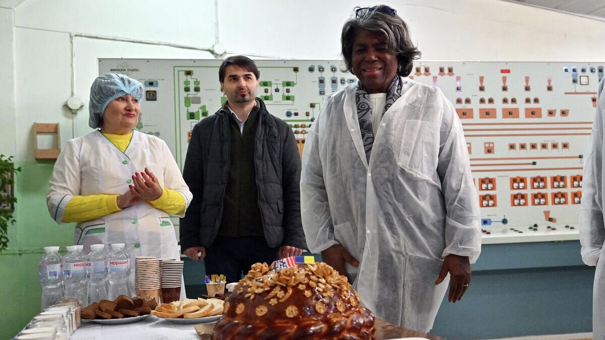    Постпред США при ООН Линда Томас-Гринфилд во время визита в Киев© AP Photo / Sergei Supinsky, Pool Photo