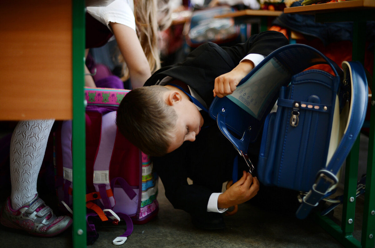 Школьник с портфелем. Портфель юмор. Собираем портфель в школу. Школьник с тяжелым рюкзаком. Школьный ранец для первоклассника.