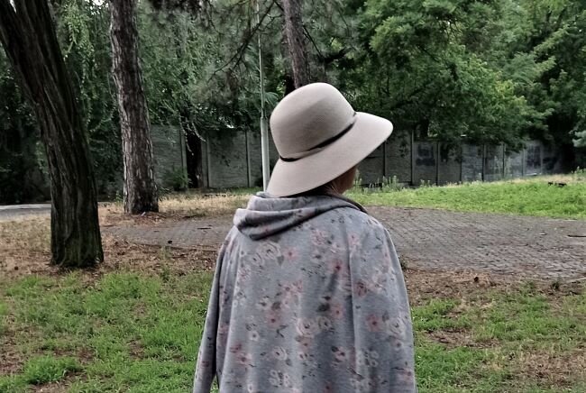 Валентина Ивановна разрешила мне рассказать ее историю, но попросила не показывать ее лицо. Фото: Женщина после 50