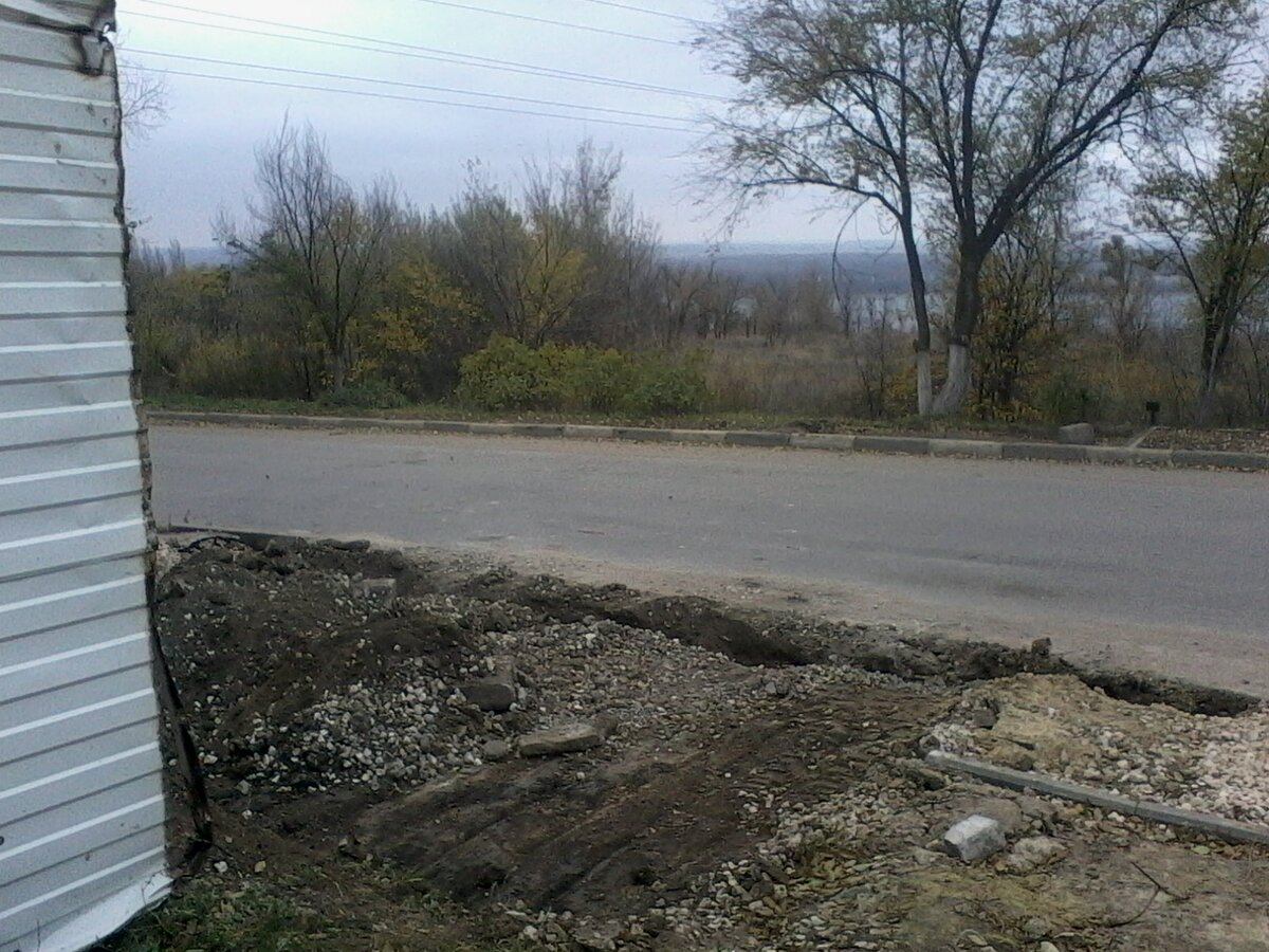 В Вольске при ремонте остановку опрокинули и бросили | Вольск.ру | Дзен