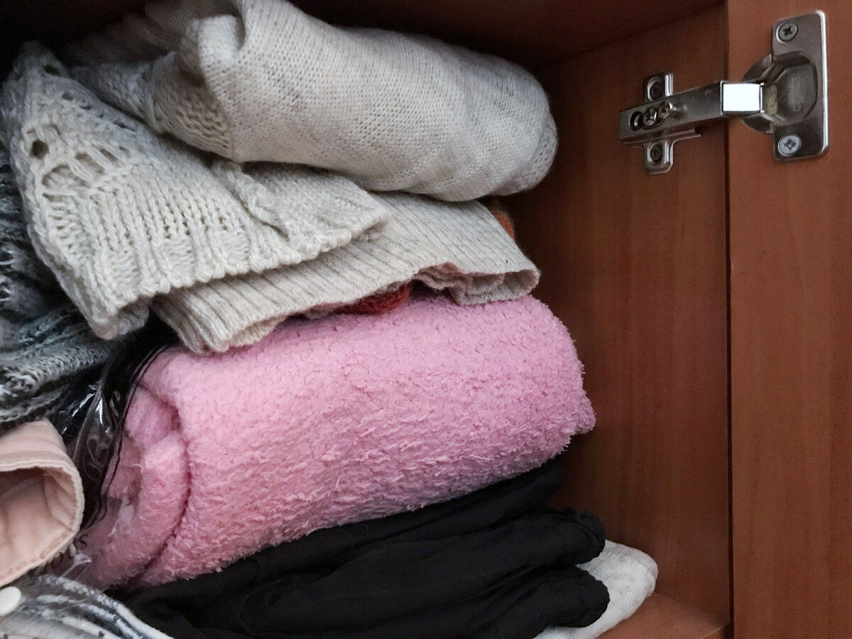 Шкаф завален разными шерстяными вещами (перед осенним "расхламлением")