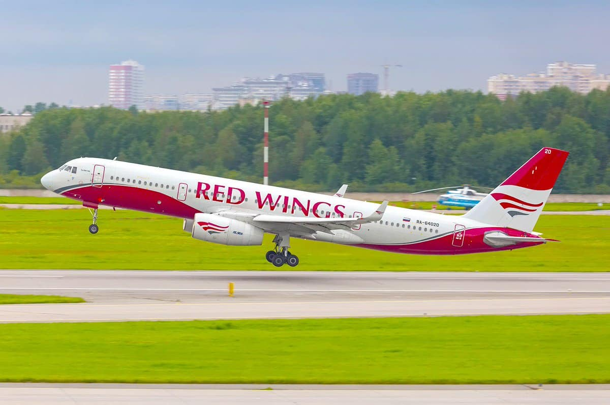 Самолеты wings. Ред Вингс авиакомпания. Ред Вингс самолеты. Ред Вингс а319. Ту-204 Red Wings.