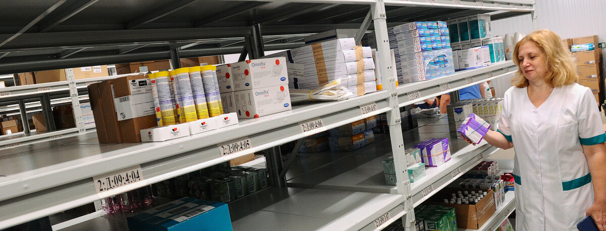     Заведующая складом Римма Шмидер проверяет укладку лекарств на стеллажах. Фото: Иван ЖУРАВЛЕВ