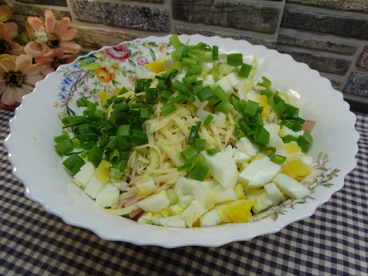 Салат из пекинской капусты с колбасой, вареными яйцами, сыром и маслинами |  Готовим вкусно дома/ Кулинария/ Рецепты | Дзен