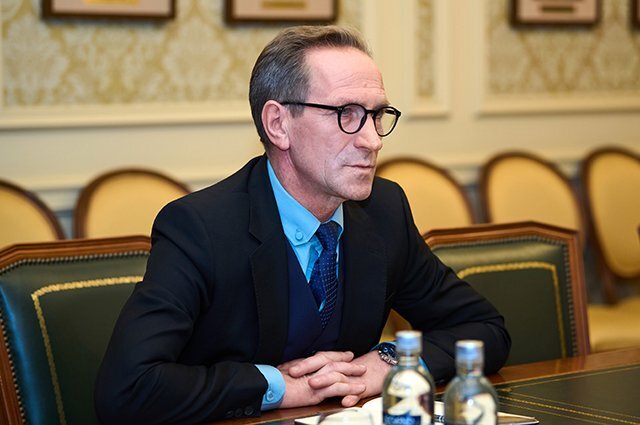    Кто сменил Пускепалиса на посту худрука театра имени Волкова в Ярославле?