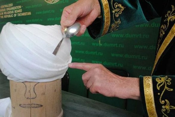 Одна из форм революции общественного сознания: протестующие сжигают тюрбаны мулл
