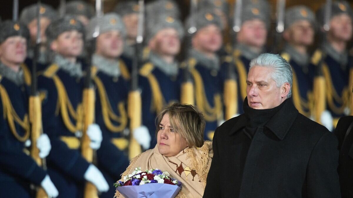    Президент Республики Куба Мигель Диас-Канель Бермудес с супругой Лис Куэста во время торжественной встречи в аэропорту Внуково-2 в Москве© РИА Новости / Илья Питалев