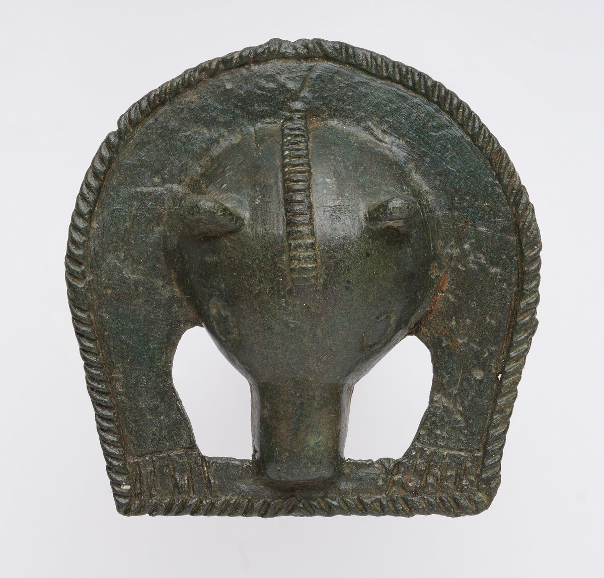 Пронизь с изображением медведя в жертвенной позе. III в. до н. э. — III/IV вв. н.э. Собрание Государственного исторического музея