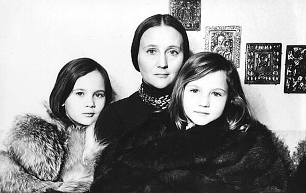 Микаэла Дроздовская: это была очень счастливая семья — муж-профессор и две дочери. А когда её не стало, детей воспитали подруги