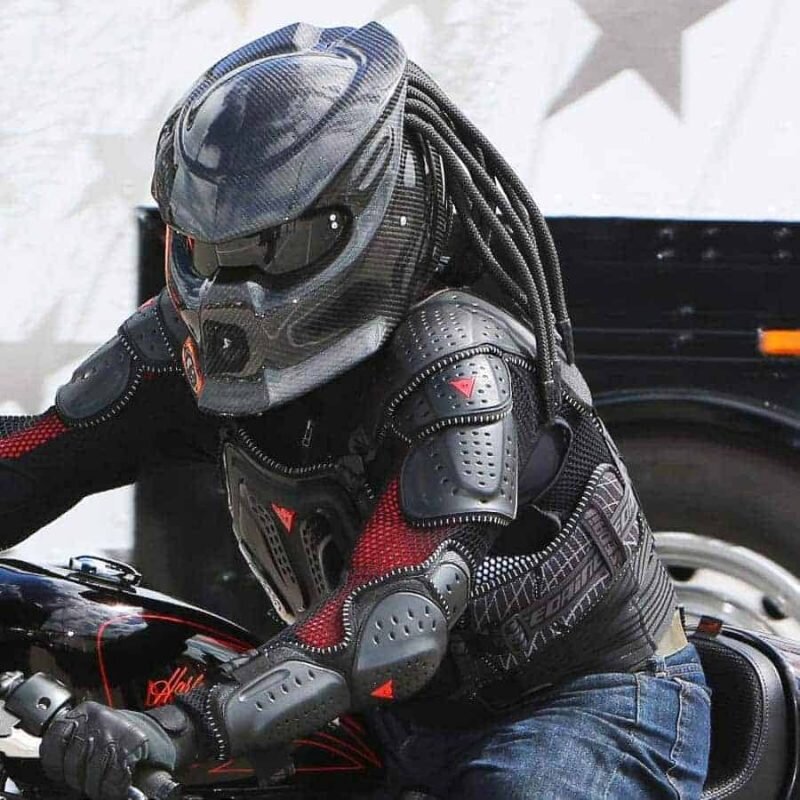 https://www.grootgadgets.com/wp-content/uploads/2016/11/predator-motorcycle-helmet-3.jpg