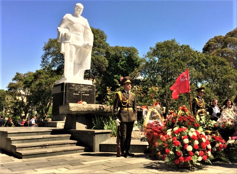 Сухум памятник неизвестному солдату. Обелиск в Сухуми неизвестном солдату. Памятник миротворцам в Сухуме. Памятник солдатам миротворцам в Сухуми.