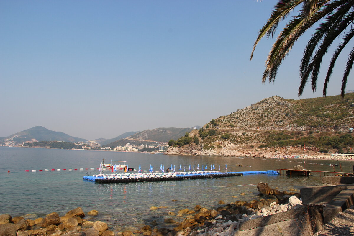 Тут вполне можно покупаться, но без детей. Уж слишком много морских ежей