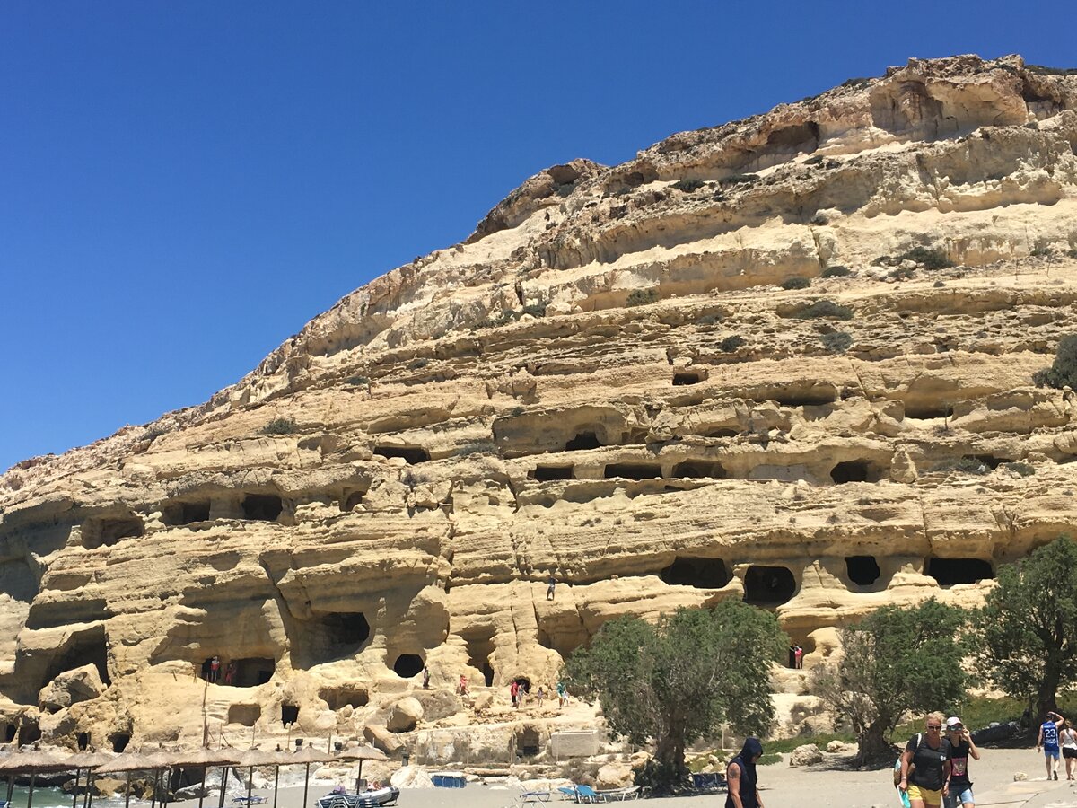 Вот такие апартаменты были у хиппи. А совсем давно здесь останавливались Зевс с Европой 