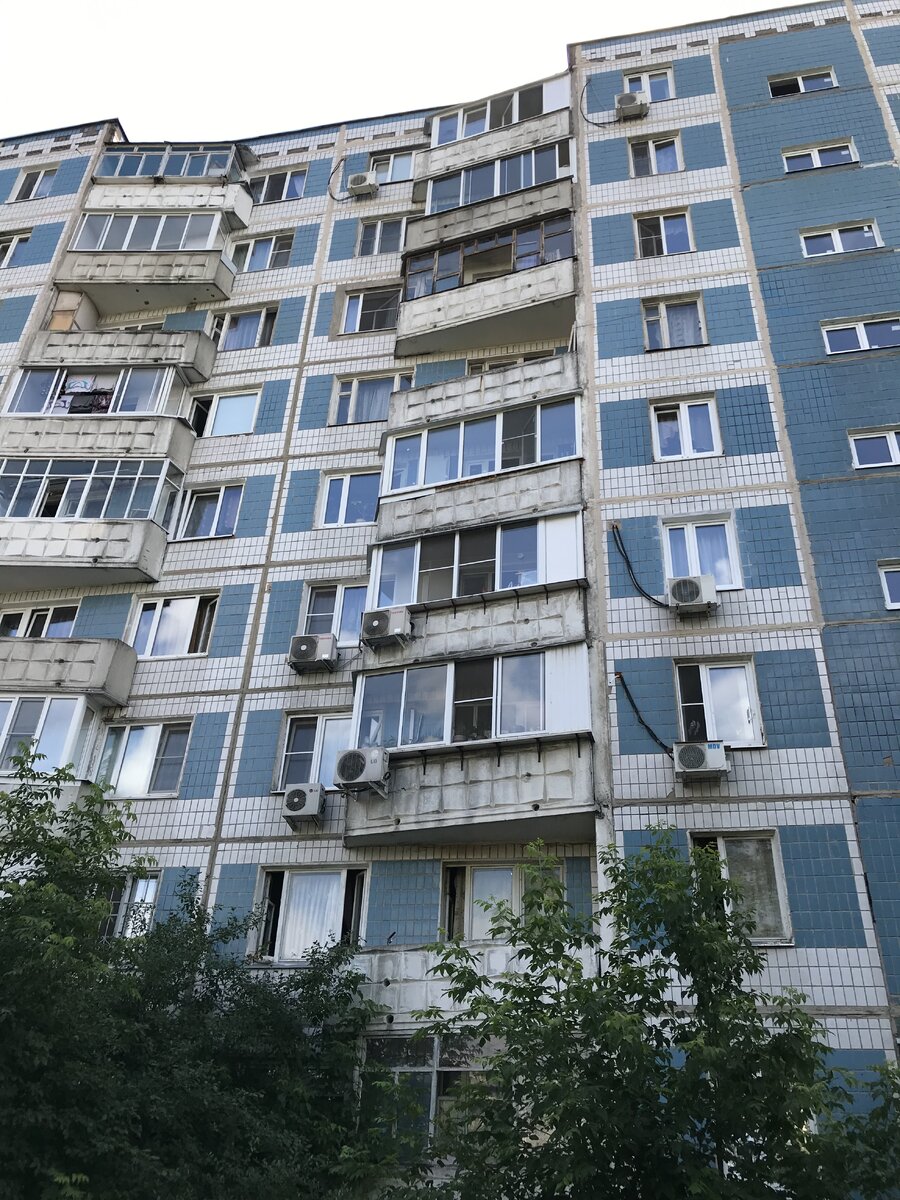 Здравствуйте дорогие читатели,сегодня мы проведём интерактивную экскурсию по городу Мытищи.Начнем нашу статью с истории города.Город Мытищи основан в 1925 году,Мытищи расположены в 19 км к северо-востоку от центра Москвы, на реке Яузе.Один из крупнейших центров  культуры,промышленности и науки Московской области.В этом городе очень большой контраст жилых застроек, то есть на одной стороне улице дома возведённые в середине 20 века на другой стороне новостройки.Раньше Мытищи были одним из самых больших промышленных городов,щас с промышленностью стало хуже закрылось много заводов,предприятий.Из больших предприятий остались Метровагонмаш,Московская Пивоваренная Компания,Мытищинский электромеханический завод.Но сегодня наш разговор пойдёт о застройке и благоустройстве города.
1. Центром города считается Площадь около администрации,справа от неё находиться городской парк.Слева от площади находиться Театр драмы и комедии Фэст. Центр города выглядит довольно уютно,нет новых застроек и испорченного общественного пространства.Дальше вниз по улице Мира соевой стороны находиться Дворец культуры Яуза прям на берегу реки Яуза.
2. Город Мытищи гости и туристы называют городом кругового движения.В городе очень много кругов в центре которых находиться памятники или красивые клумбы.
3. Со спортом в Мытищах все очень хорошо. В городе есть Арена Мытищи на которой тренируется Хоккейная команда Атлант и проходят баскетбольные матчи.В городе хорошо развита инфраструктура для велоспорта и бега.Есть беговые дорожки,много футбольных площадок.
4. С природой в городе тоже все очень хорошо есть 2 парка(Центральный парк и Пироговский лесопарк).Очень много газонов и клумб,правда в старой части города за этим уже никто не следит.