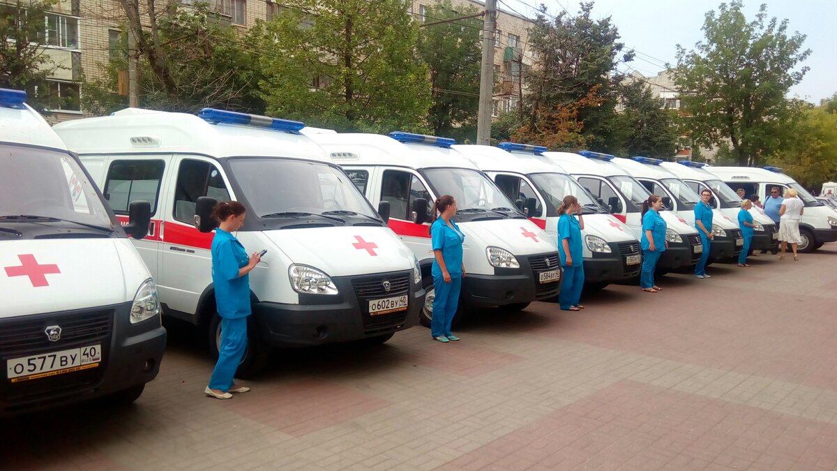Медики скорой помощи г. Орла и орловского района оказались доведены до крайности условиями работы и 15 июля объявят итальянскую забастовку. 
 Орловские медики объявят итальянскую забастовку Орел, Забастовка, Врачи, Скорая помощь, Зарплата, Профсоюз, Права
Началось всё с того, что в рамках "оптимизации" пункт скорой помощи, обслуживающий орловский район (70 тысяч человек), присоединили к городской станции, на которую приходится 320 тысяч. Из районного пункта в городской перешло около 50% работников.



Каковы основные проблемы медиков орловской скорой помощи?



1) Нет ни одной реанимационной бригады.

2) Нет доплат за работу в неукомплектованной бригаде. Обычная бригада должна состоять из двух человек, специальная - из трёх.

3) Работа в выходные оплачивается только из оклада, который составляет около 50% от заработной платы.

4) Зарплата на одну ставку у фельдшера 16-17 т. рублей. Средняя зарплата по Орловской области 27 т. рублей. (По майским указам президента заработная плата младшего и среднего медицинского персонала должна составлять 100% от средней по региону).

5) На апрель было недоукомплектовано 40% бригад.

6) На дежурстве находятся 26-27 бригад, хотя по нормативам должно быть по одной бригаде на 10 т. человек, то есть 38-39 бригад.

7) Кадровый голод по всему персоналу 30%, врачей - 50%.

8) Санитарки переведены в разряд уборщиц. Одна из них рассказала, что работая санитаркой, получала 17 т. рублей. Теперь же зарабатывает МРОТ. Дополнительный отпуск, конечно, тоже отменён.



Один из лидеров межрегионального профсоюза медиков "Действие" Андрей Коновал (организация охватывает более 40 регионов) отметил, что такого хамского и наплевательского отношения руководства лечебного заведения при переговорах как в Орле не было ни в одном регионе. Переговоры, как можно догадаться, ни к чему не привели.



Ячейка профсоюза "Действие" была организована в начале мая. На 14 июня, когда я беседовал с организатором профкома, в орловском отделии состояло 25 человек. 19 числа - 35. Всего в скорой помощи работают 400 человек, но профком растёт быстро; его организатор считает, что в течение полугода в отделении профсоюза будет более 50% членов коллектива. Это даст право профкому представлять всех работников скорой помощи.



Орёл очень спокойный город в политическом смысле. Эта забастовка всколыхнёт недвижимую болотную муть, разгонит удушливый запах медленного, но неуклонного гниения. Одним словом, для Орла эта акция станет первой в своём роде. Надеюсь, вскоре поднимут голову профсоюзы других профессий и начнут отстаивать права работников.



Я на связи с активистами профсоюза и буду писать о результатах борьбы орловских медиков, будь то победы или неудачи. Если вам интересно, можете подписаться.


