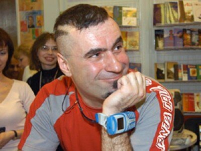 Посмотрите на автора и поймете, где он брал свои нестандартные сюжеты.