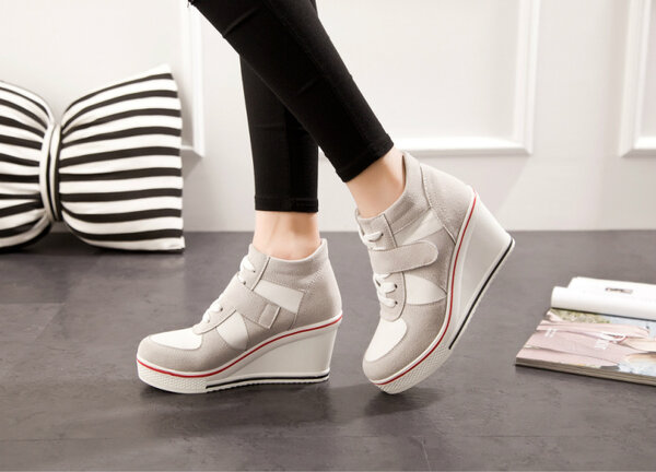 Стильные кроссовки на каблуке-танкетке