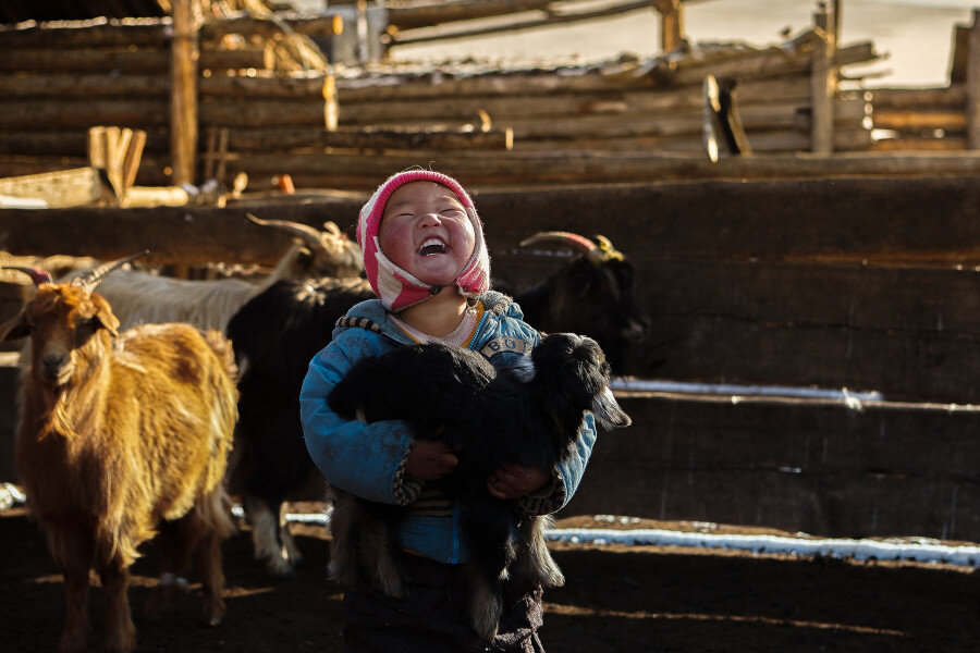 Жизнерадостный монгольский мальчик в гармонии с природой   