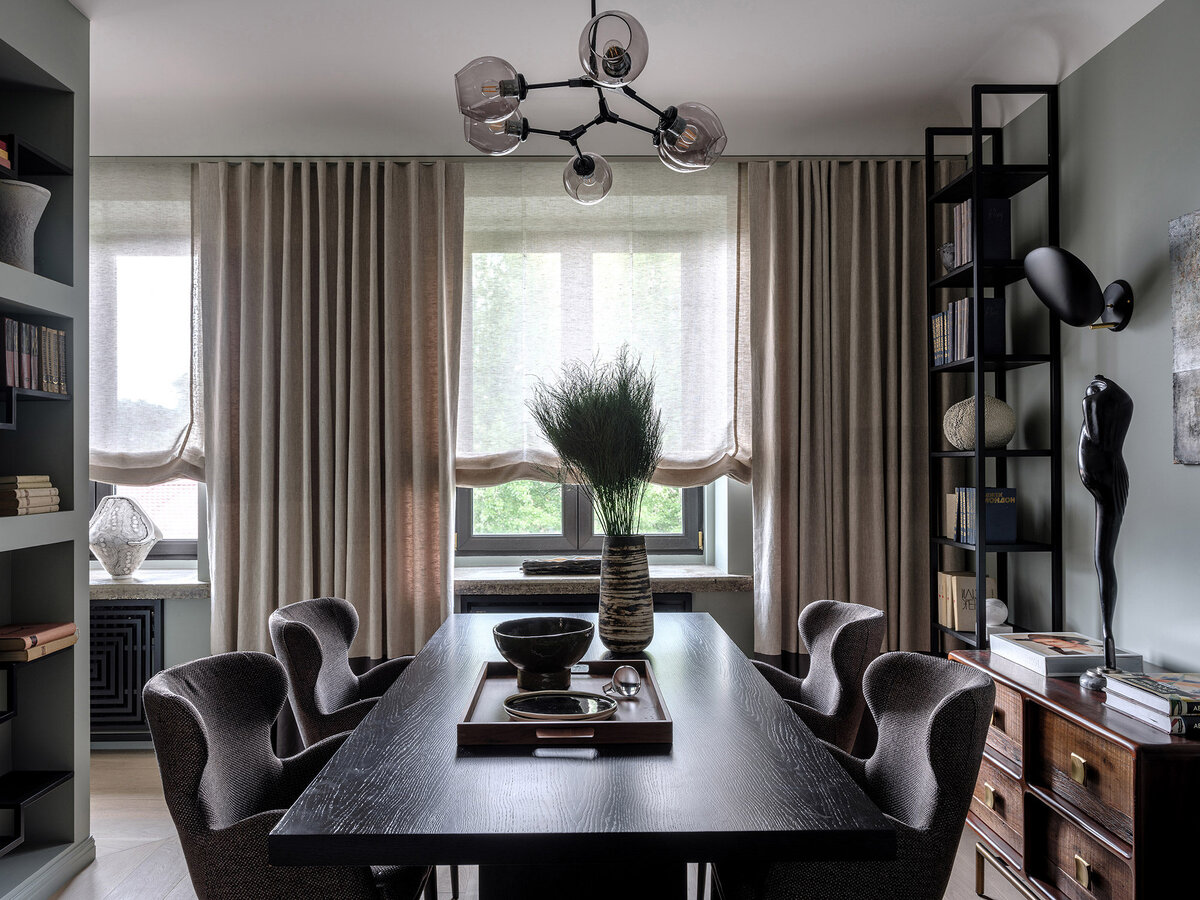 Зона столовой. Стол, Any Home; стулья, Dream Manufacture; справа винтажный комод из американского ореха; бра Cobra, Gubi.