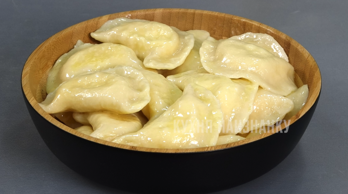 Слипшиеся вареники с картошкой. Кухня наизнанку вареники. Тесто на вареники с вишней на кипятке. Кухня наизнанку вареники. Украинские вареники с творогом.